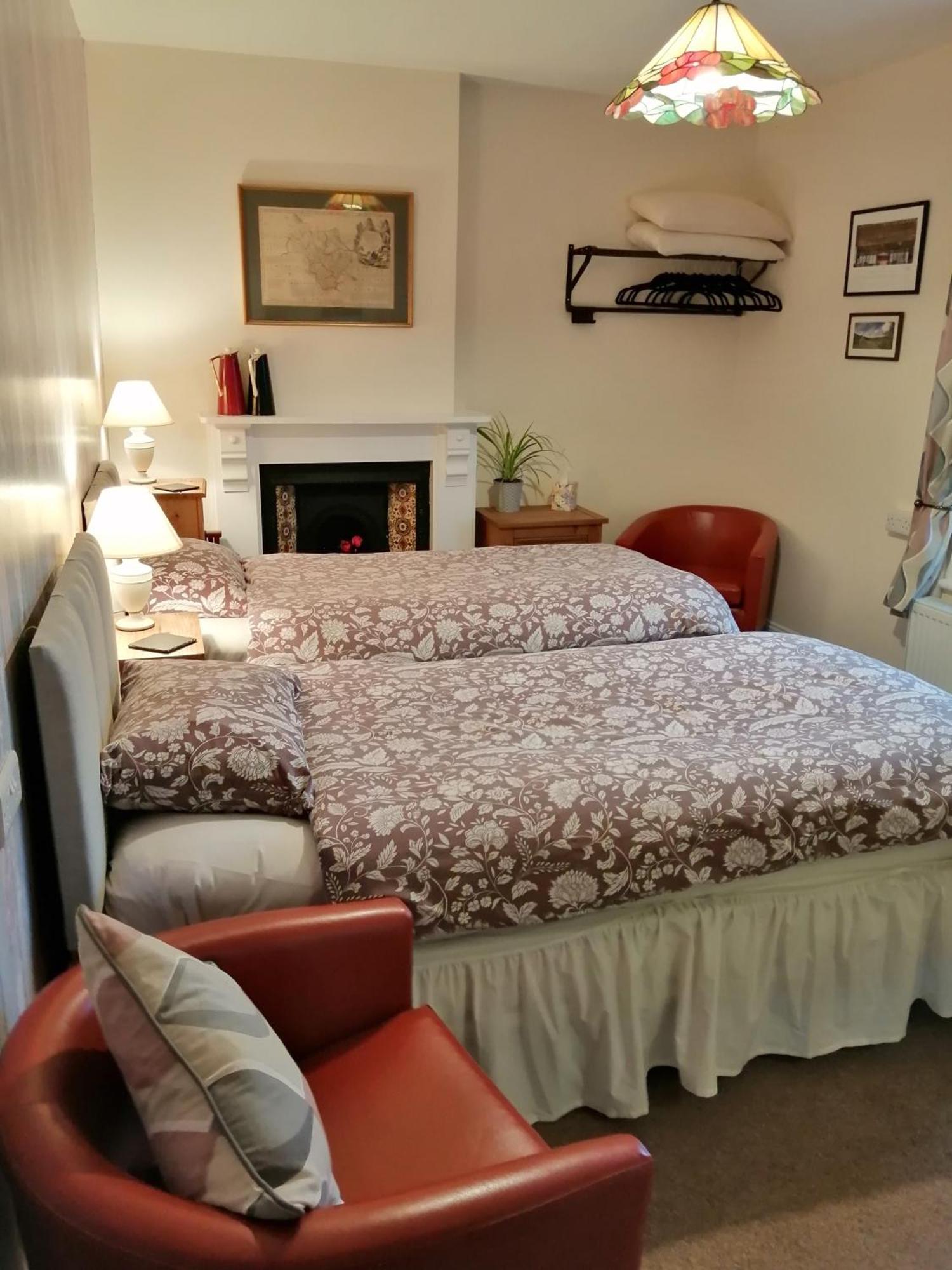 Lion Hotel Llanbister エクステリア 写真